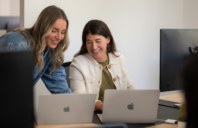Camille Fourrier, directora de finanzas, trabaja con una colega de su equipo