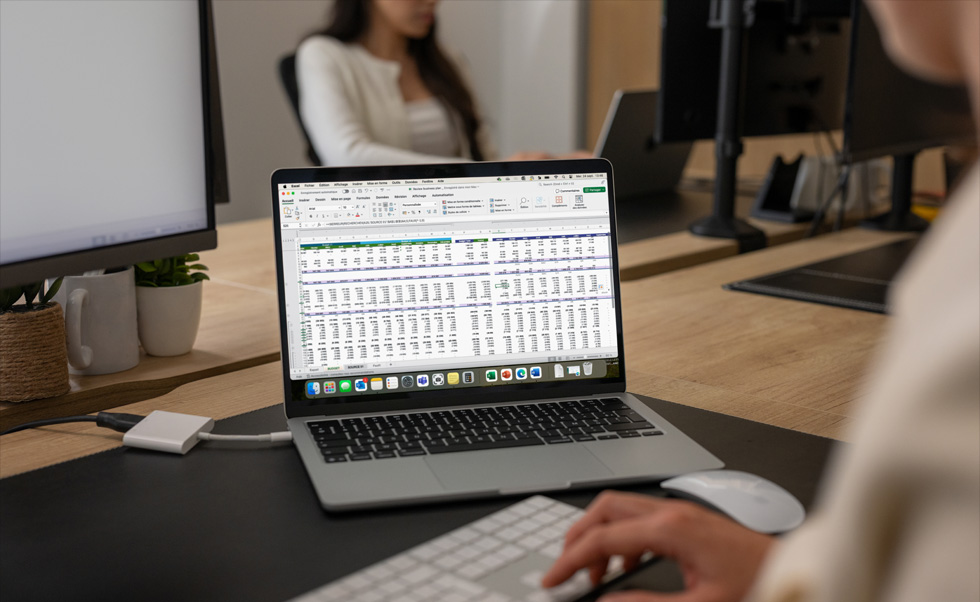 El equipo de finanzas usa Excel en la Mac para llevar la contabilidad y hacer presupuestos