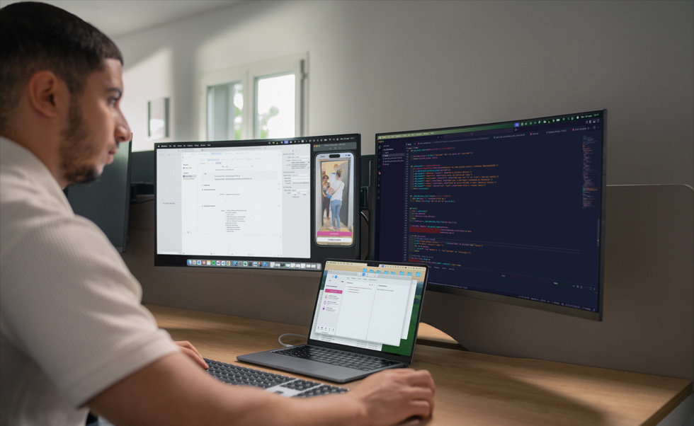 Los desarrolladores usan Xcode en la MacBook Pro para administrar las apps personalizadas de Tut Tut