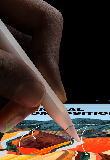 En närbild på Apple Pencil i en hand som ritar på en iPad-skärm.