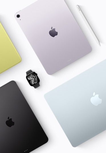 En ovanifrånvy av Mac- och iPad-enheter i olika färger, med en svart Apple Watch i mitten.