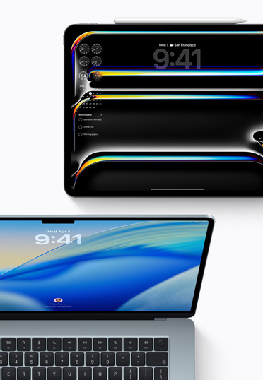 iPad sedd ovanifrån, skärmen visar tid och widgetar, MacBook, framifrån, bakgrundsbild i blå gradient.