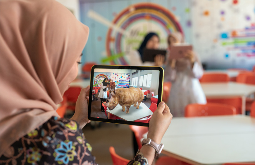 Profesoras en Sekolah Seri Puteri investigan con Ah Ho Yen Sze (ALC) los beneficios de la realidad aumentada usando el iPad en el salón de clases.