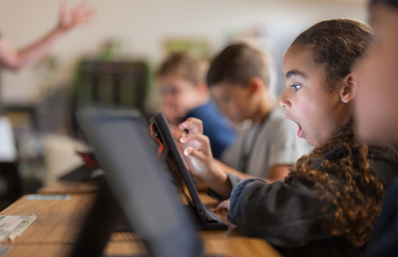 Una estudiante de Richardson Independent School District participa en una clase inspirada en el programa Apple Learning Coach.