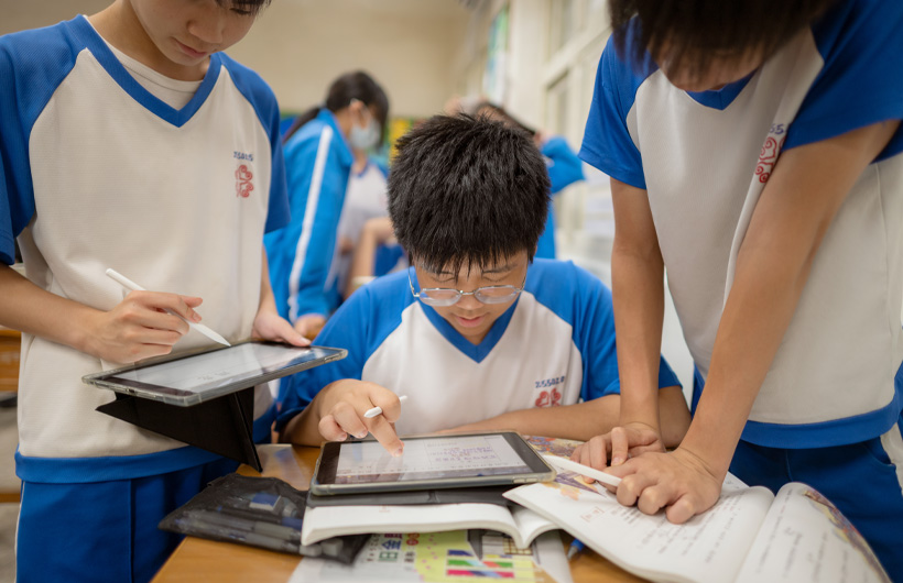 Estudiantes de la escuela secundaria municipal Ruifang colaboran en una tarea usando GoodNotes.