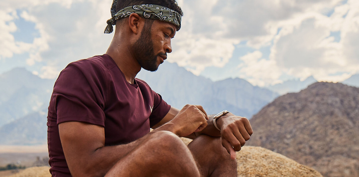 Un uomo che controlla il suo Apple Watch.