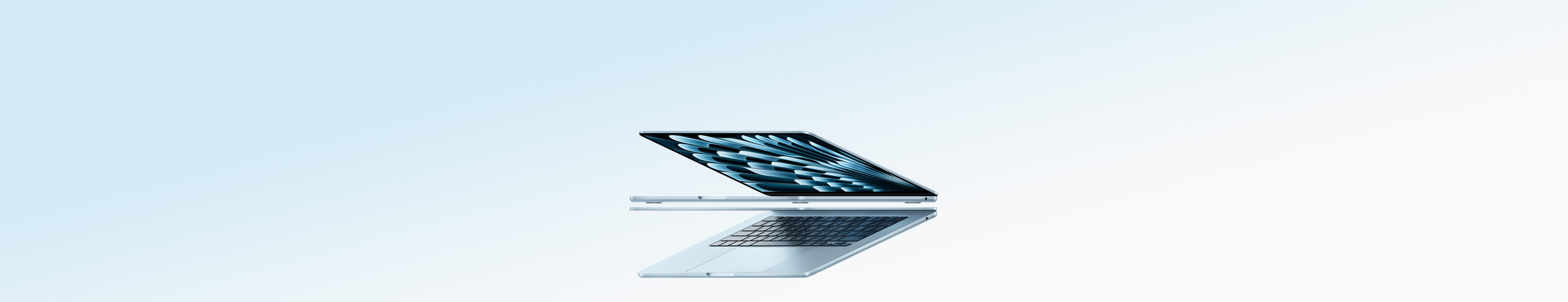 Zwei geöffnete MacBook Air Laptops in der Farbe Himmelblau bilden die Form eines Pfeils, um das dünne Profil zu zeigen
