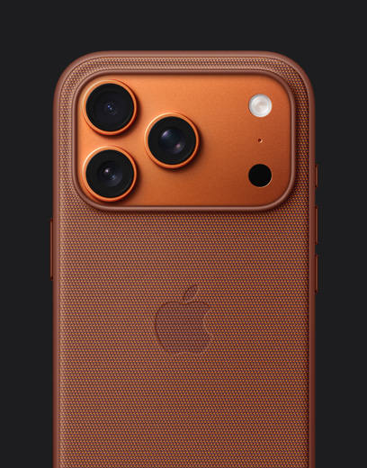 Stražnji prikaz vanjskog izgleda iPhonea 17 Pro u kozmički narančastoj boji uz dodatak narančaste TechWoven maskice s punjačem MagSafe