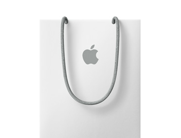 حقيبة تسوق Apple باللون الأبيض ويظهر عليها شعار Apple بالقرب من الطرف العلوي