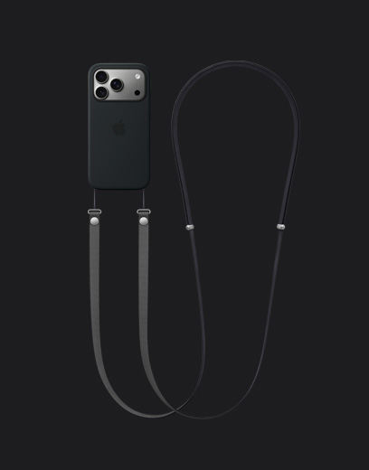 블랙 색상 MagSafe형 실리콘 케이스를 씌우고 다크 그레이 색상 크로스바디 스트랩을 연결한 실버 마감 iPhone 17 Pro 뒷면