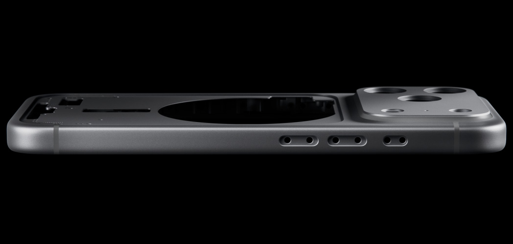 단조 알루미늄 Unibody 외장을 보여주는 iPhone 17 Pro 뒷면