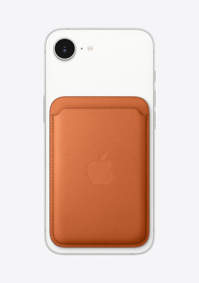 جهاز iPhone 17e، الجانب الخلفي الخارجي، لون أبيض، محفظة من نسيج محبوك مع MagSafe بلون برتقالي دافئ، كاميرا Fusion في الأعلى