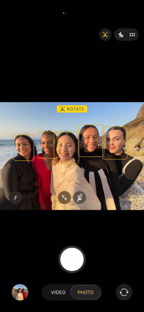 شاشة iPhone Air الأمامية تعرض صورة سيلفي جماعية مع ميزة نمط "في الوسط" للصور