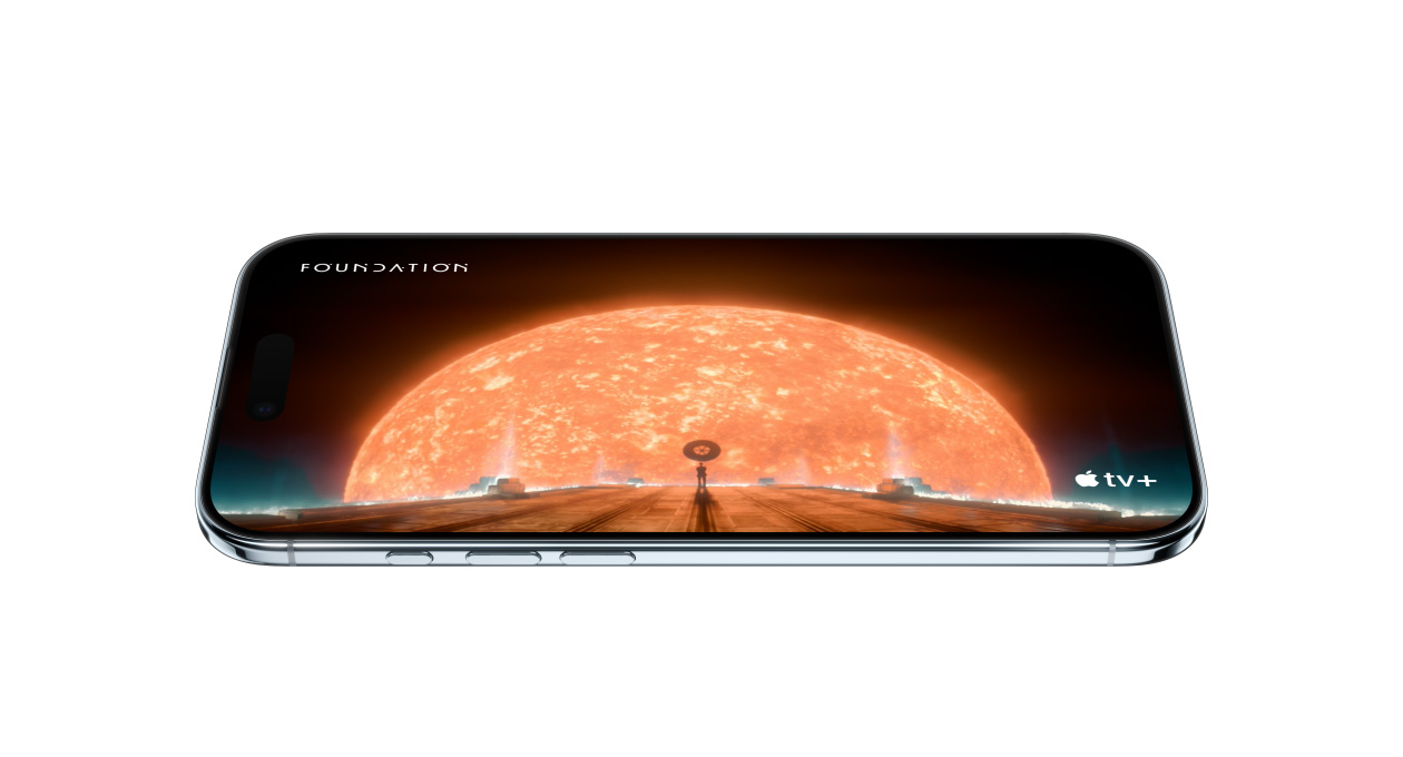 iPhone Air، الجزء الخارجي الأمامي، الجزء الخارجي الجانبي، يُظهر مشهدًا ثابتًا من Redbull TV+