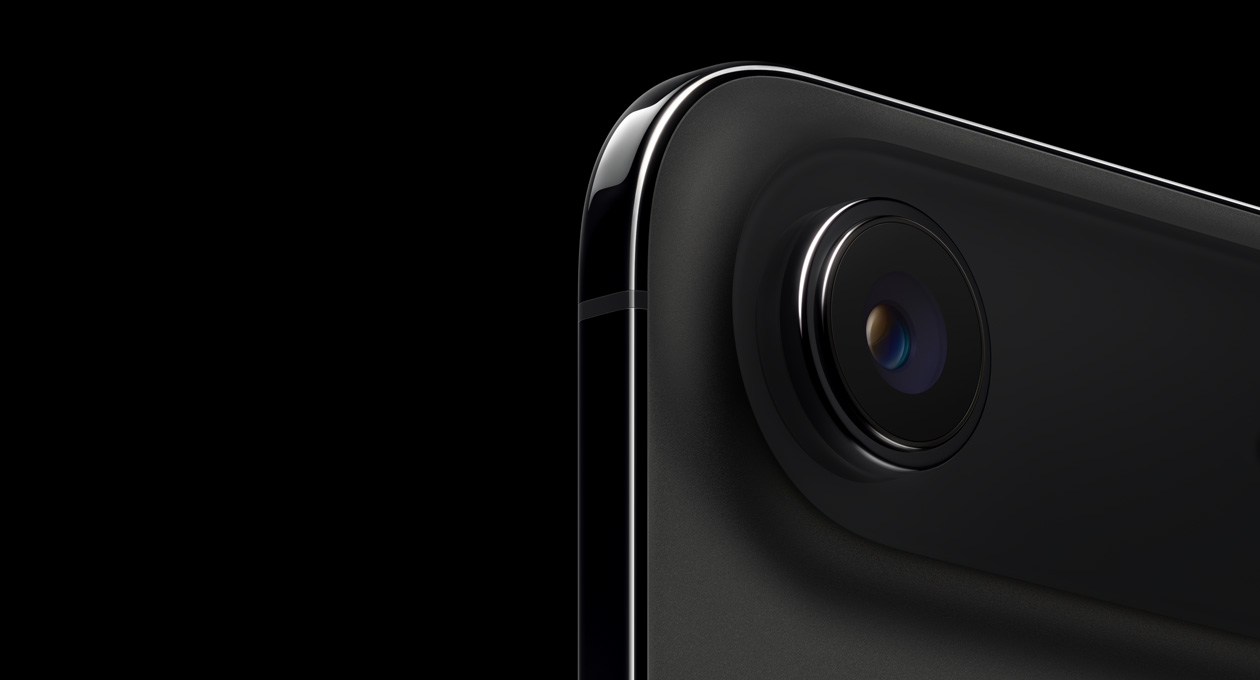 جهاز iPhone Air، الجزء الخلفي الخارجي، لون أسود فلكي، زوايا علوية مدورة، نظام كاميرا Fusion بعدسة واحدة