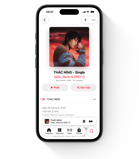 iPhone hiển thị giao diện Apple Music với nghệ sĩ Lana Del Rey